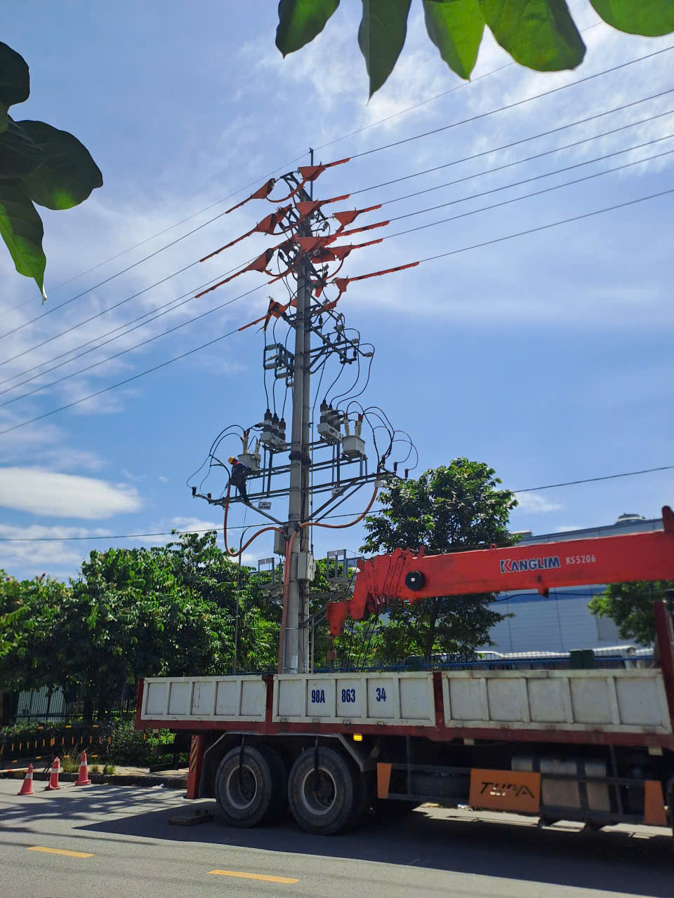 Thi công thiết bị trong phòng điện